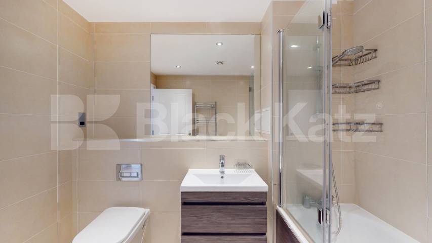 Stylish 3 bedroom minutes to Palmers Green Huguenot Drive, Palmers Green